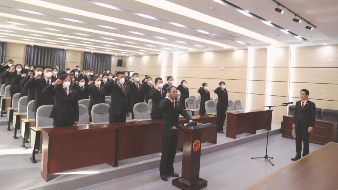 铮铮誓言，字字铿锵，我们向宪法宣誓